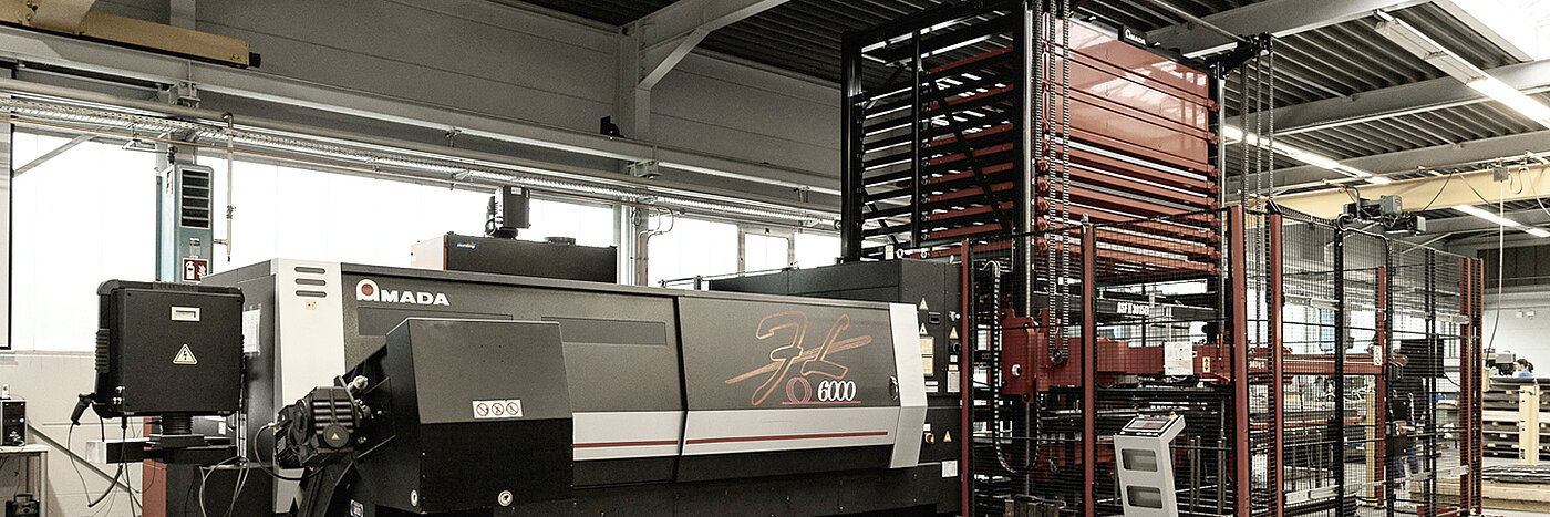 Das moderne und effiziente Laserschneidzentrum Amada Ensis sorgt für präzise Metall Zuschnitte von Aluminium, Edelstahl, Dick und Dünnblech und weiteren Materialien in allesn Stärken. Effiziente und präzise CNC Metallverarbeitung auf höchstem Niveau