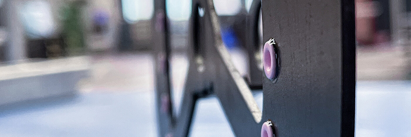 Oberflächenbearbeitung und Finish  Die Oberflächenbehandlung und Bearbeitung bei B+G Metall findet zwar nicht im Haus statt, aber durch ein starkes Netzwerk an hoch spezialisierten Partner sind wir in der Lage unabhängig und frei Ihre Wünsche umzusetzen. Vom Lackieren bis zum Eloxieren, wir kümmern uns um Ihren Bedarf.