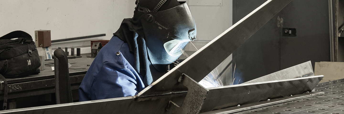 Schweißfachmann bei B+G Metall. Schweißen einer Metallkonstruktion