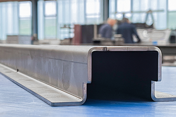 Wir bringen Ihr Metall in Form. Unsere Trumpf Abkantpresse biegt Stahl, Edelstahl, Aluminium in Stärken bis 12mm. Präzise und flexibel fertigen wir Ihre Metallbauteile.