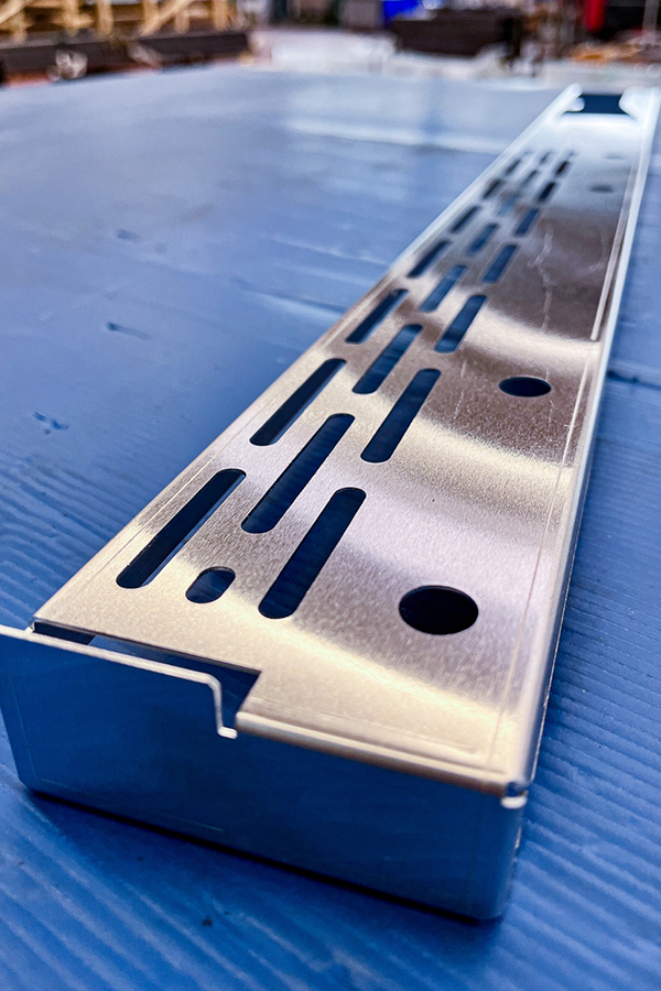 Präzise, schnell und flexibel. Laserschneiden von Dick- bis Dünnblech, Edelstahl und weiter Materialien. Ob Prototyp oder Serie, mit unserem hochmodernen Amada Laserzentrum machen wir aus Ihrem Blech das, was Sie brauchen.