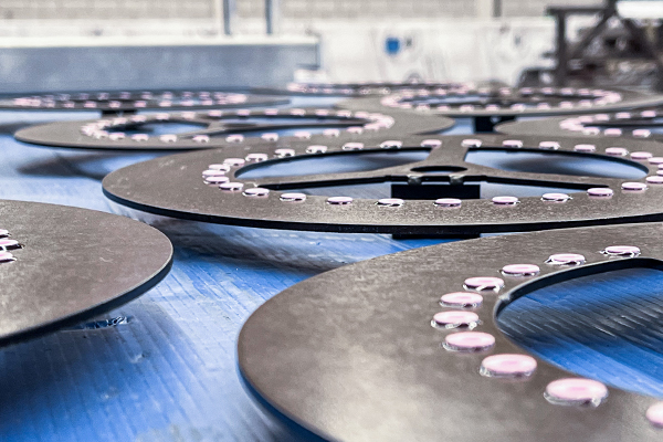 Die Oberflächenbehandlung Ihrer Metallprojekte liegt zwar nicht in unserer Hand, aber in den besten Partnerhänden, die man sich vorstellen kann. Mit einem guten Netzwerk an starken Kooperationspartnern und Unternehmen können wir Ihnen unabhängig und fair das beste Finish anbieten