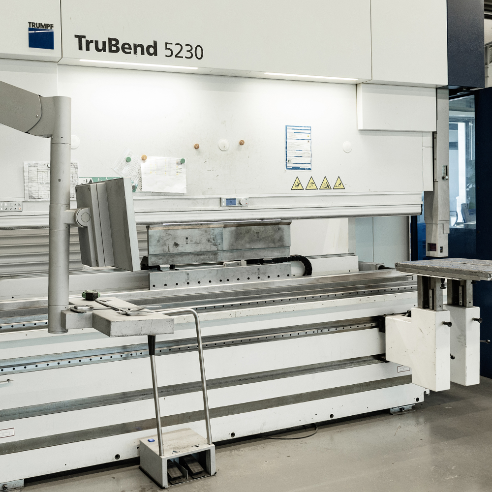 Die Trumpf Trubend Abkantpresse ergänzt unsere Blechbearbeitung und Fertigung auf ganz Linie. Ob Einzelstücke und Prototypen, oder Serienfertigung, wir bringen Ihre Metallteile in Form und Ihr Projekt in die richtige Bahn. Das Biegen und Kanten mit höchster Präzision ist die Grundlage für alle Schweißbaugruppen und komplexen Montagen