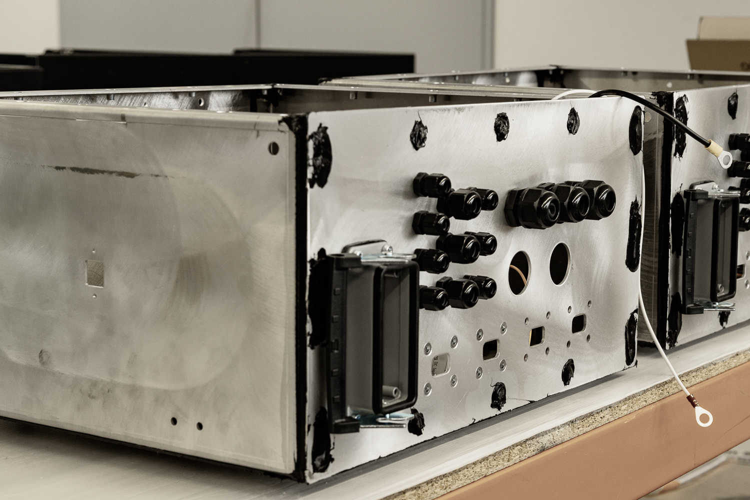 Baugruppenfertigung und Schweißkonstruktionen, zertifiziert und fachgerecht. Bauteile für Maschinenbau und Elektronikbranche, nach Maß und präzise. Blechwannen, Maschinegehäuse oder Schaltschrank, unsere Baugruppenmontage schnell und effizient. Unser Credo: Metallverarbeitung von A bis Z