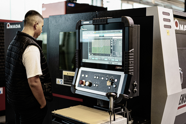 Komplexe Metallprojekte in besten Händen bei B+G Metall. Hochmoderner Maschinenpark zur Fertigung von Konstruktionen in Metall. Vom Laserschneiden bis zum Schweißen
